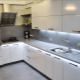 Opciones de diseño para una cocina blanca con encimera gris.