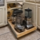 Tipos y características de mecanismos deslizantes en un mueble de esquina de cocina.