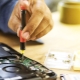 Een schroevendraaier kiezen voor het repareren van mobiele telefoons en laptops