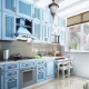 Cocina azul en diseño de interiores.