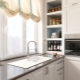 Wassen bij het raam in de keuken: voor-, nadelen en design