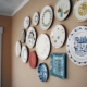 Wie hängt man einen dekorativen Teller an die Wand?