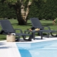 Sonnenliegen aus Kunststoff für Sommerhäuser: Sorten, Empfehlungen zur Auswahl