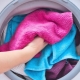 Hoe het gewicht van wasgoed voor een wasmachine te berekenen en waarom is het nodig?