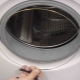 如何更换洗衣机 Indesit 的舱口袖口？