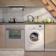 Machine à laver dans la cuisine: les avantages, les inconvénients de l'installation et du placement
