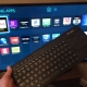 Wie wählt man eine Tastatur aus und verbindet sie mit dem Smart TV?