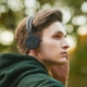 Wie verbinde und aktiviere ich kabellose Kopfhörer?