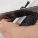 How to properly cut the ceiling plinth in the corners with a miter box?