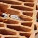 Scelta e fissaggio di un tassello per mattoni forati