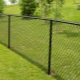 What pillars are needed for a chain-link mesh and how to install them?