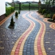 What patterns can be laid out with paving slabs and paving stones?