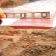 Așezare bricolaj a plăcilor de pavaj pe nisip cu ciment