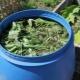 Hoe maak je kunstmest van gras in een vat en gebruik je het?