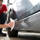 Hoe bitumen en teer uit een auto wassen?