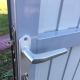 瓦楞纸板制成的小门和大门上的锁