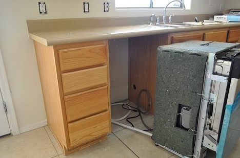 Hvidevarer under bordpladen i køkkenet (24 billeder): installation af vaskemaskine, indbygget fryser