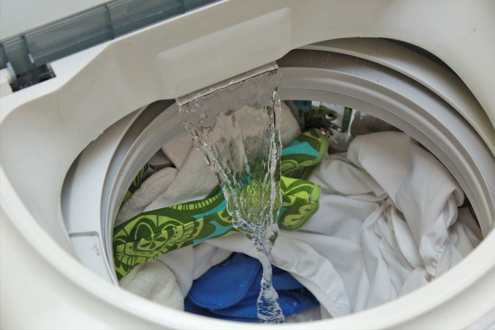 Машинка стиральная потекла вода. Стиральная машина набирает воду. Стиральная машина стирает. Перелив воды в стиралке. Налив воды в стиралку.