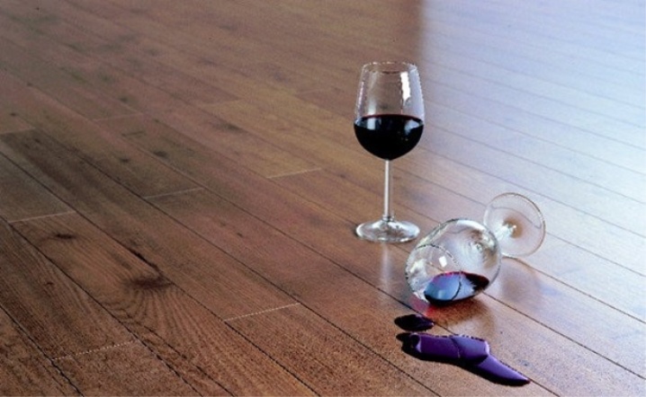 El piso laminado puede hincharse debido al líquido derramado