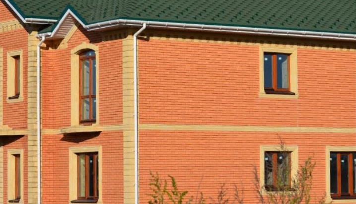 Single cladding brick for buildings