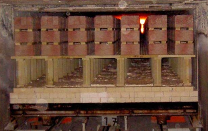 Vypalování cihel v továrně